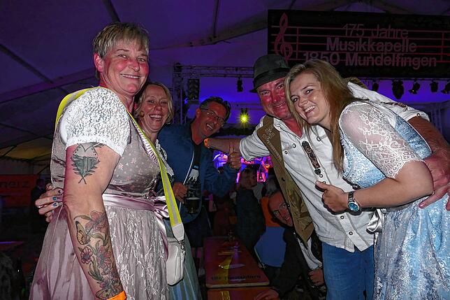 Bild 11: Was für eine Fete! Musikkapelle Mundelfingen versetzt das Publikum zum Jubiläumsstart in Feierlaune
