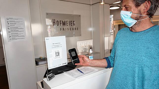 Stadt, Kirche, verschiedene Einzelhändler und Dienstleister nutzen in Löffingen die Luca-App, so auch Friseurmeister Thomas Hofmeier.