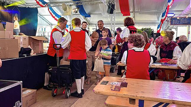 Die Vereinigung Alt-Waldshut gibt die Chilbibeutel an die Kinder aus.