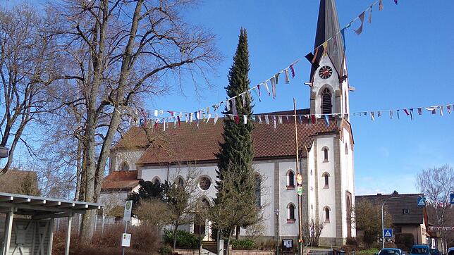 Die Pfarrkirche St. Kilian hinterm Fasnet-Ornat: Am 22. Februar 1945 wurde das Gotteshaus durch einen Bombenangriff zerstört.