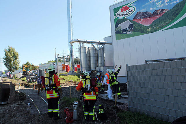 Einsatz beim Schwarzwaldhof im vergangenen Jahr: Sorgfältig lässt sich die Feuerwehr anhand eines Gebäudeplans über die Struktur des ...
