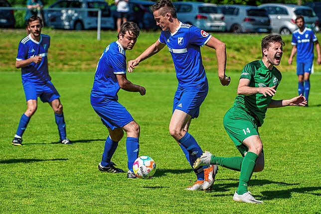 Bild 5: FC Weizen rettet sich durch das 2:1 beim SV Rheintal vor dem Direktabstieg &ndash; und wir haben Bilder!