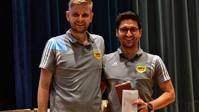 Stabwechsel: Schon zum 1. Januar beerbte Ramon Leisinger (links) vom SV Albbruck seinen Vorgänger Hafes Gerspacher vom FC Kandern.