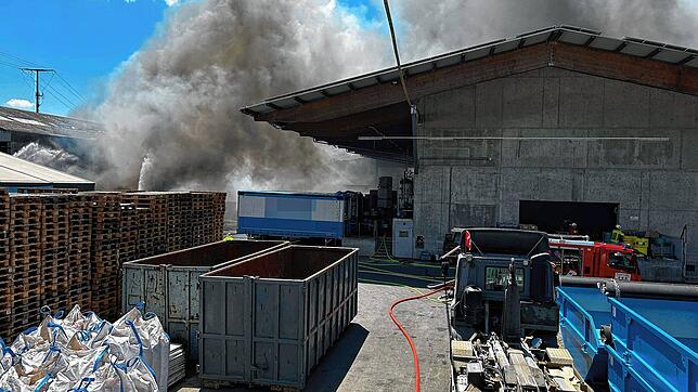 Der Brand in einem Recyclingbetrieb in Klingnau hat hohen Schaden verursacht. Ein Großaufgebot der Feuerwehr war im Einsatz.