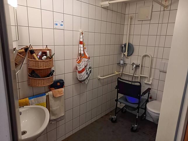 Bad und Toilette des Zimmers von Apollonia Krumm seien ausreichend, sagt sie.