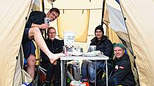 Max Diehm, Anne Blawatt, Lara Dillinger und Christopher Bogen im Zelt von Blawatt und Dillinger. Sie freuen sich besonders auf Bring Me ...