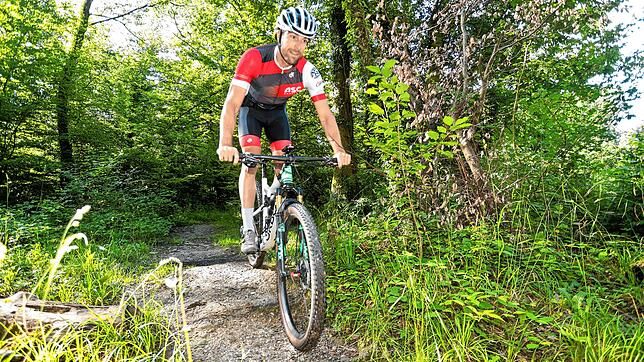 Matthias Dippong trainiert gern im Wald mit seinem Mountainbike. Zu den Nutzungskonflikten hat er sich viele Gedanken gemacht und ...