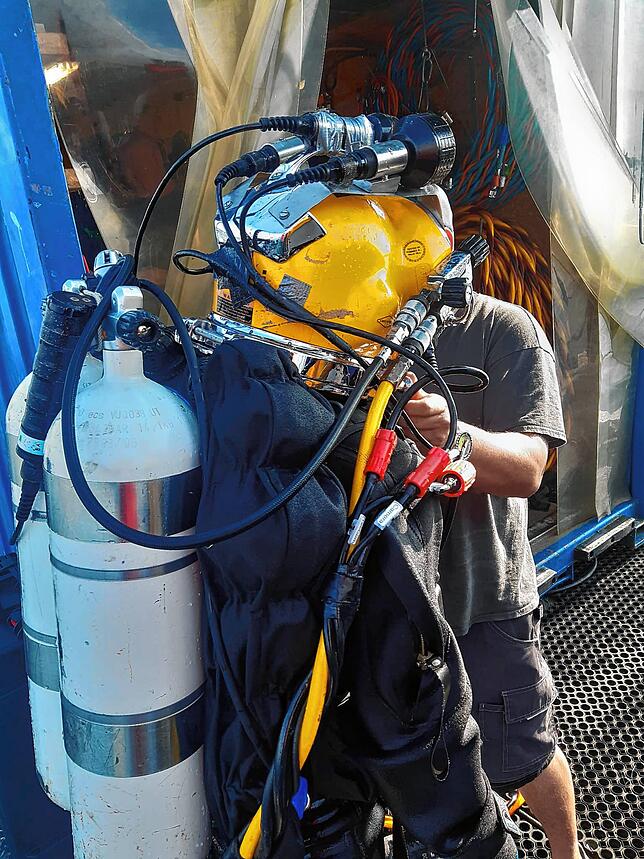 In voller Montur wiegt ein Taucher über Wasser rund 60 Kilogramm mehr. Unter Wasser ist davon nichts mehr zu spüren.