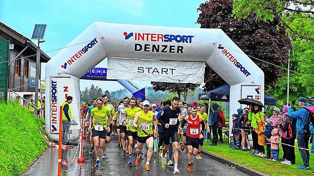 Bei Nieselregen, aber bester Stimmung startet der erste Wälderlauf in Neukirch – und es soll nicht der letzte gewesen sein. Foto: Skizunft
