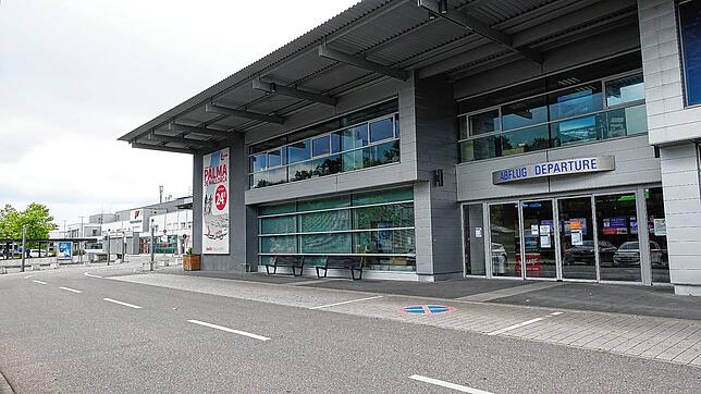 Die Corona-Krise ließ im Frühjahr nahezu gespenstische Stille am und im Flughafen Friedrichshafen einkehren. (Archivbild)