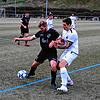 Der Schonacher Luca Timm (rechts) versucht, Luis Richter von der SG Marbach/Rietheim den Ball abzunehmen.