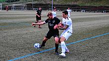 Der Schonacher Luca Timm (rechts) versucht, Luis Richter von der SG Marbach/Rietheim den Ball abzunehmen.