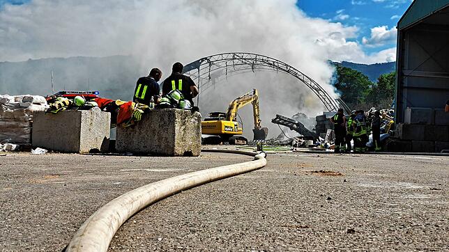 Über der Kreismülldeponie Lachengraben in Wehr steht eine Rauchsäule. Ein Häcksler hat dort beim Schreddern von Sperrmüll Feuer ...