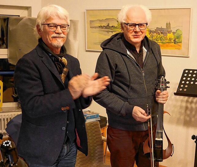Der Autor Markus Manfred Jung (links) und der Musiker Uli Führe setzen sich beide für den Gebrauch des Dialekts ein. Hier stellen sie ...
