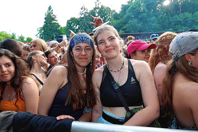 Bild 37: Hier spielt die Musik! Fans tanzen vor den Bühnen beim Campus-Festival 2025