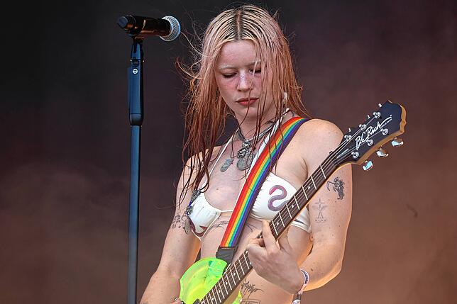 Bild 19: Southside Festival 2025: Der Auftritt von Wet Leg in Bildern