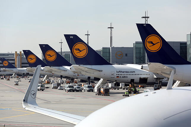 Flugzeuge der Lufthansa am Frankfurter Rhein-Main-Flughafen.