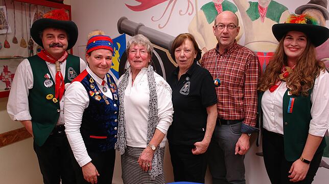 Große Ehrungen für Böhringer Narren (von links): Elferrat Thomas Giesinger, Landvögtin Ulrike Wiese von der Narrenvereinigung ...