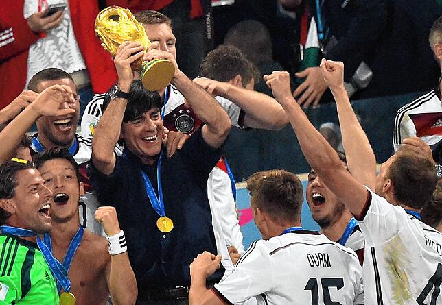 Endlich am Ziel der Träume 2014 in Rio de Janeiro: Bundestrainer Joachim Löw hält nach dem Sieg im Finale der Fußball-Weltmeisterschaft ...