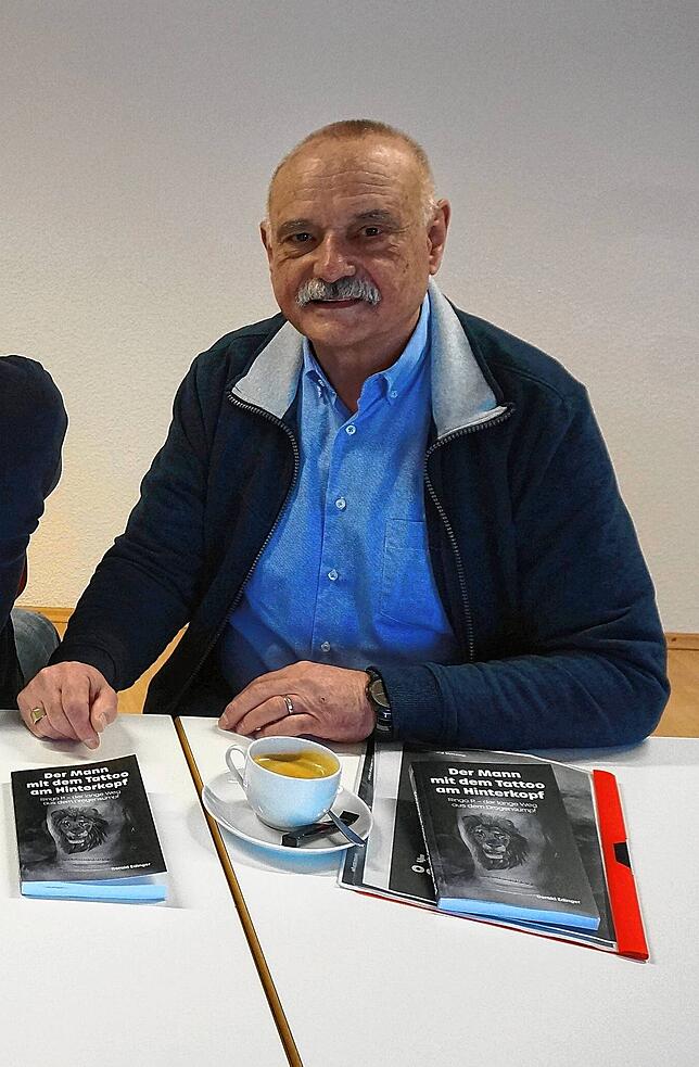 Gerald Edinger mit seinem Buch &bdquo;Der Mann mit dem Tattoo am Hinterkopf.&ldquo;