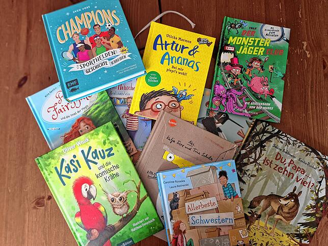 Ganz links unten ist es, Oliver Wnuks Kinderbuch „Kasi Kauz und die komische Krähe“.
