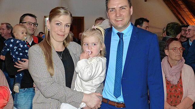 Denis Lehmann hat sich seinen Traum vom Bürgermeister erfüllt. Er ist neues Gemeindeoberhaupt in Heiligenberg, hier mit Lebensgefährtin ...