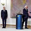 Bundespräsident Frank-Walter Steinmeier (M) übergibt Christian Lindner (FDP), ehemaliger Bundesminister der Finanzen, im Schloss ...