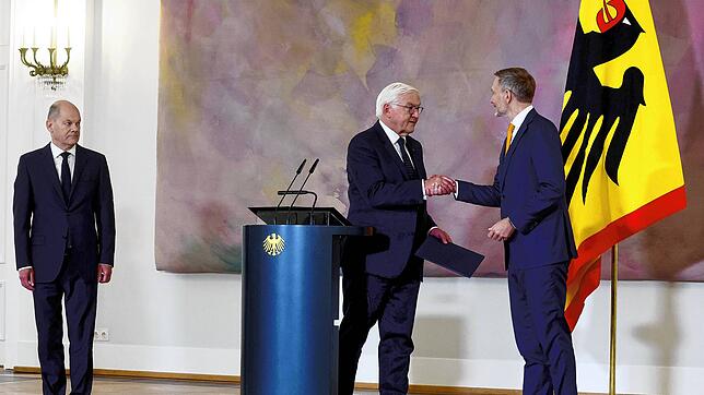 Bundespräsident Frank-Walter Steinmeier (M) übergibt Christian Lindner (FDP), ehemaliger Bundesminister der Finanzen, im Schloss ...