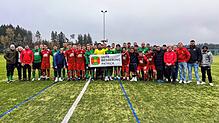 „Gute Besserung Patrick.“ Die Teams des FC Kappel und der SG Mönchweiler/Peterzell halten ein Transparent vor einer Partie Anfang November.