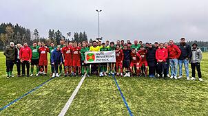 „Gute Besserung Patrick.“ Die Teams des FC Kappel und der SG Mönchweiler/Peterzell halten ein Transparent vor einer Partie Anfang November.