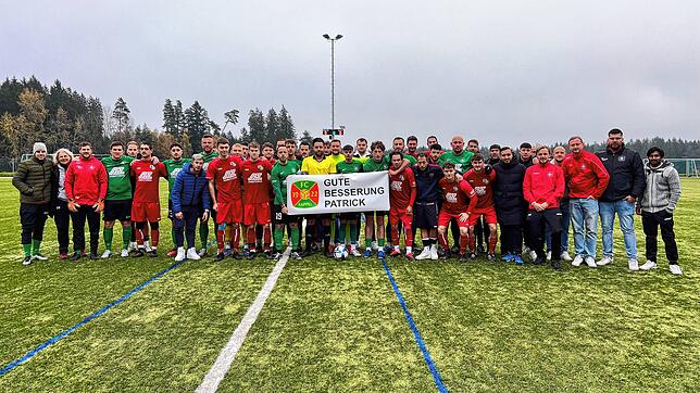 „Gute Besserung Patrick.“ Die Teams des FC Kappel und der SG Mönchweiler/Peterzell halten ein Transparent vor einer Partie Anfang November.