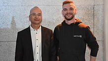 Sowohl Daniel Gottemeier als auch Martin Ragg freuen sich über den von Grund auf sanierten Jugendclubraum. Foto: Gerd Jerger