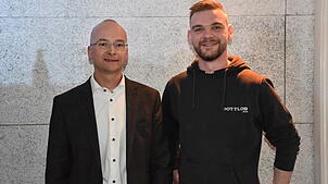 Sowohl Daniel Gottemeier als auch Martin Ragg freuen sich über den von Grund auf sanierten Jugendclubraum. Foto: Gerd Jerger