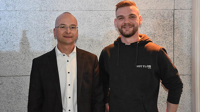 Sowohl Daniel Gottemeier als auch Martin Ragg freuen sich über den von Grund auf sanierten Jugendclubraum. Foto: Gerd Jerger