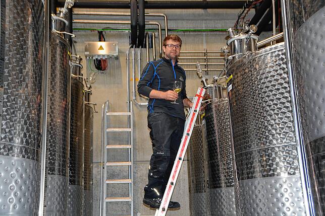 Kellermeister Valentin Wagner kontrolliert den Jahrgang 2024
