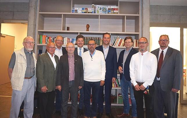 Beim Rundgang durch das Matthias Claudius-Haus – hier der Eingangsbereich des Hauses – mit dabei waren (von links): Theo Fröhlich ...