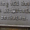 Der Brunnen in der Sommergasse ist mit Hinweisen versehen. Manche Handlungen stehen dabei unter Strafe.
