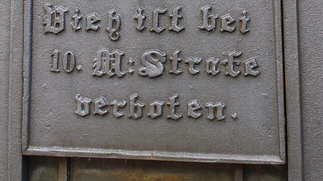 Der Brunnen in der Sommergasse ist mit Hinweisen versehen. Manche Handlungen stehen dabei unter Strafe.