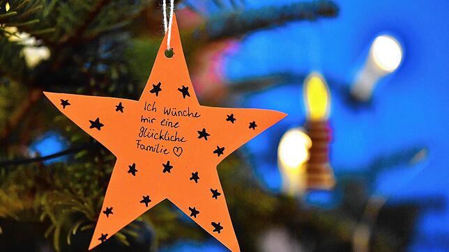 &bdquo;Ich wünsche mir eine glückliche Familie&ldquo; steht auf einem Stern, der an einem Weihnachtsbaum hängt. Bei vielen Familien wird ...