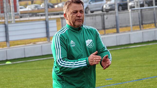 Der Motivator: Raimund Hübner hat seine Fußball-Rente noch einmal verschoben und trainiert seit dieser Saison den A-Ost-Kreisligisten SV ...