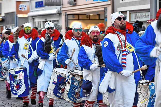 Bild 6: Fasnetmontag in Villingen: Bilder vom blau-weißen  Glonkiumzug