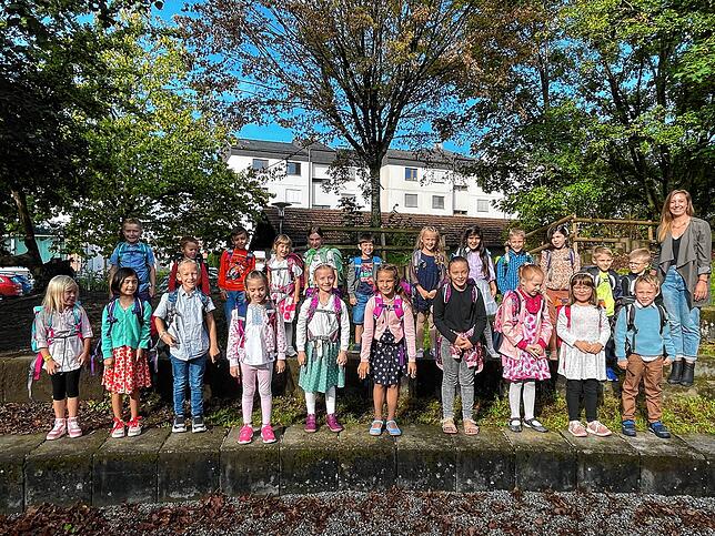 Die Klasse 1b der Scheffelschule Rielasingen mit ihrer Klassenlehrerin Meike Michael bei ihrer Einschulungsfeier.