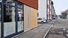 Ein Auto ist am Sonntagvormittag in einen Friseursalon gekracht. Die Glasfront wurde provisorisch verschlossen.