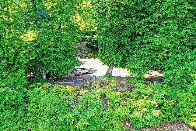 Zwischen Auto und Felswand wird der Treppenturm zur künftigen Steganlage entstehen.