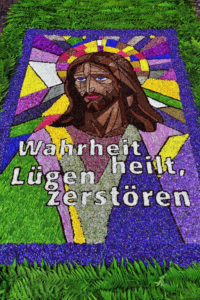 Bild 22: Hüfinger feiern ihr Fronleichnamsfest auch mit stark verkürzten Blumenteppichen