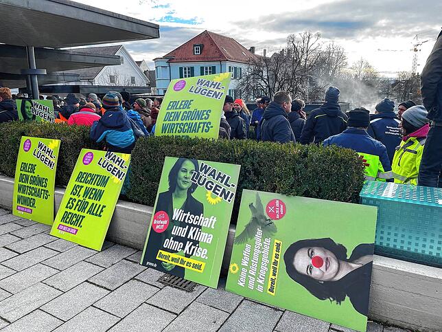Verunstaltete Wahlplakate der Grünen stehen vor der Biberacher Stadthalle.