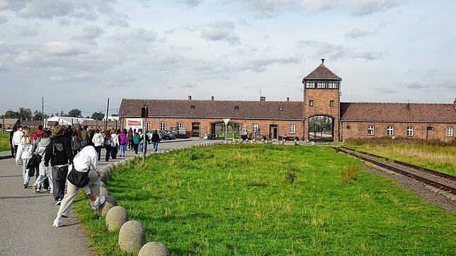 Die AG Erinnerungskultur am Humboldt-Gymnasium reiste mit 23 Schülerinnen und Schülern der Klassen 9 bis 11 nach Auschwitz. Hier ...