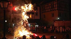 Mit einem großer Feuer verbrennen die Stockacher Narren den Hemedglonker.