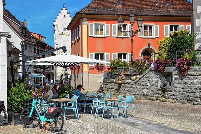 Noch stehen die Tische und Stühle der zweiten Reihe dort, wo künftig das Mobilitätsband entlangläuft. Dann würde die Gelateria Zoldana ...