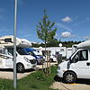 Am Reisemobilhafen stehen in mehreren Reihen bis zu 42&nbsp;Wohnmobile. Die befragten Camper sprechen von einem ausreichenden ...